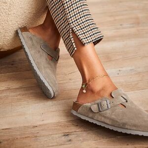 Boston Soft Footbed Suede Leather
Color: Stone Coin Suede